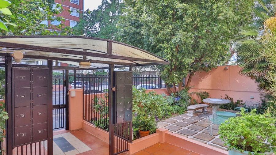 2 Bedroom Property for Sale in Sea Point Western Cape